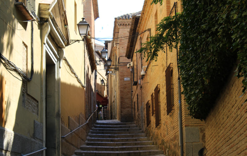 What is the narrowest street or alley in Toledo?